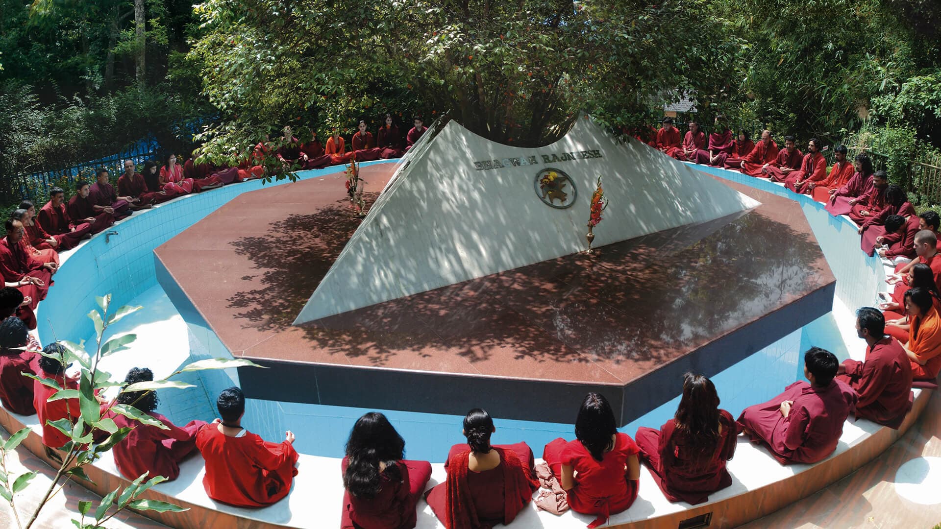 Sannyasins meditating around the Samadhi at Osho Tapoban